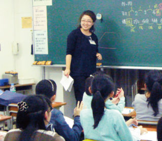 洛南高附属（女子）コース・西大和学園（女子）コース統括の小谷先生(理科)による講義。
鋭いアプローチと情熱的な語り口調には引きこまれますよ！